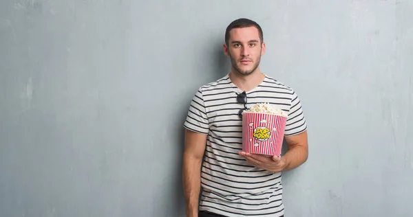 Ung Kaukasiska Man Över Grå Grunge Vägg Äta Popcorn Med — Stockfoto