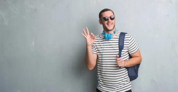 Man Van Jonge Kaukasische Student Grijs Grunge Muur Dragen Van — Stockfoto