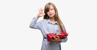 Genç sarışın çocuk holding dinamit bomba parmak, mükemmel sembolü ile ok işareti yapıyor