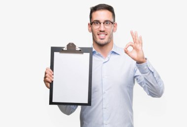 Bir pano parmaklar, mükemmel sembolü ile ok işareti yaparken gösterilen yakışıklı genç iş adamı