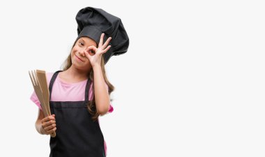 Aşçı üniforması ile mutlu yüz el parmaklarının arasından seyir göz üzerinde ok işaretiyle yapıyor gülümseyen esmer Latin kız