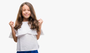 Esmer Latin kız kutluyor şaşırttı ve başarı için kaldırdı kollarını açarak hayret ve gözleri açık. Kazanan kavramı.