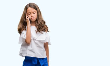 Acımak yüz ciddi düşünüyorum üstünde kendine güvenen bir ifade ile akıllı telefon kullanan esmer Latin kız