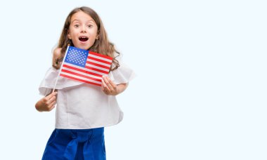 Amerika Birleşik Devletleri bayrağı korkmuş şok bir sürpriz yüz, korkuyor ve heyecanlı korku ifadesi ile tutarak esmer Latin kız