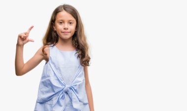 Esmer Latin kız gülümseyerek ve süre seyir ve kamera boyutu işaret parmaklarıyla yapıyor el ile kendine güvenen el hareketi. Ölçü kavramı.