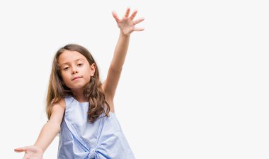 Esmer Latin kız sarılmak için kollarını açarak gülümseyen kamera bakıyor. Neşeli ifade kucaklayan mutluluk.