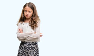 Esmer Latin kız şüpheci ve sinir, onaylamayan ifade yüz çapraz kolları üzerinde. Negatif kişi.