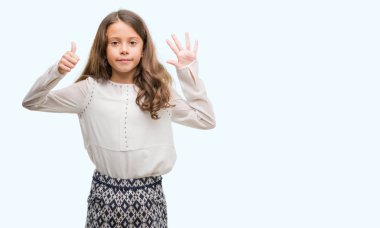 Gösterilen ve parmakları ile işaret esmer Latin kız kendinden emin ve mutlu gülümseyerek süre 6 numara.