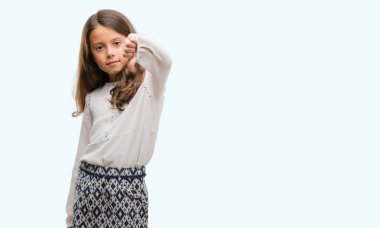 Mutsuz ve kızgın ret gösterilen ve başparmak aşağı hareketi ile negatif seyir esmer Latin kız. Kötü ifade.