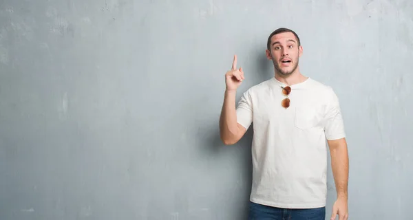 Joven Hombre Caucásico Sobre Pared Gris Grunge Con Gafas Sol — Foto de Stock