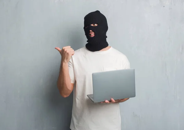 Homem Hacker Caucasiano Jovem Sobre Parede Grunge Cinza Fazendo Ataque — Fotografia de Stock
