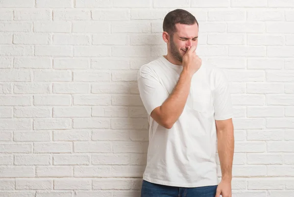 Joven Hombre Caucásico Pie Sobre Pared Ladrillo Blanco Mendigando Orando — Foto de Stock