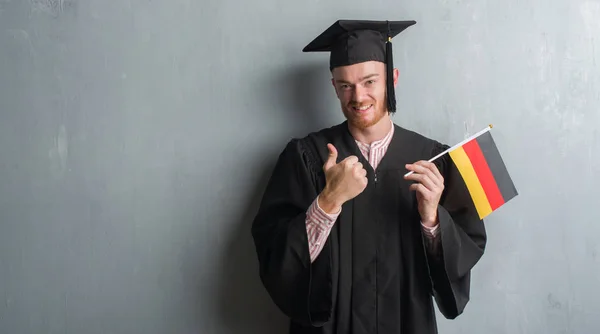 Fiatal Vöröshajú Ember Feletti Szürke Grunge Fali Viselése Diplomás Egységes — Stock Fotó