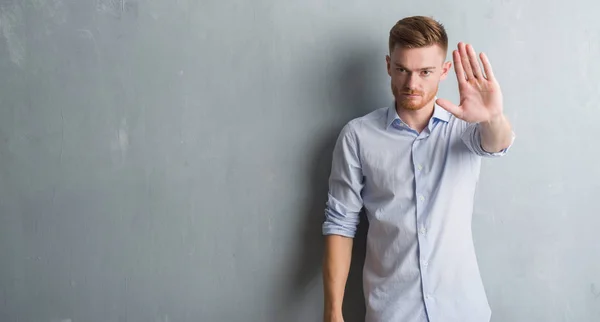 Jonge Roodharige Zakenman Grijs Grunge Muur Doen Stop Zingen Met — Stockfoto