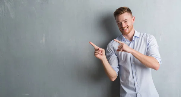 Genç Redhead Adamı Gülümseyen Iki Elleri Parmakları Ile Tarafına Işaret — Stok fotoğraf