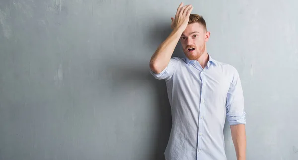 Joven Pelirrojo Hombre Negocios Sobre Gris Pared Grunge Sorprendido Con —  Fotos de Stock