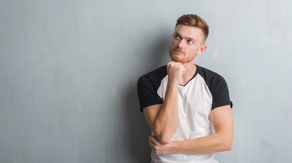 Young Redhead Man Grey Grunge Wall Hand Chin Thinking Question — Stock Photo, Image