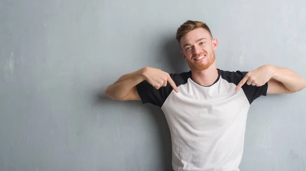 Young Redhead Man Grey Grunge Wall Looking Confident Smile Face — Stock Photo, Image