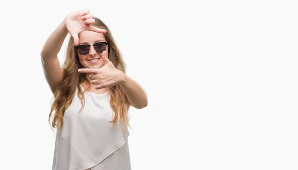 Mujer Rubia Joven Con Gafas Sol Sonriente Haciendo Montura Con —  Fotos de Stock