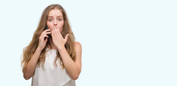 Φοβισμένη Νεαρή Ξανθιά Γυναίκα Χρησιμοποιώντας Smartphone Κάλυμμα Στόματος Χέρι Σοκαρισμένος — Φωτογραφία Αρχείου