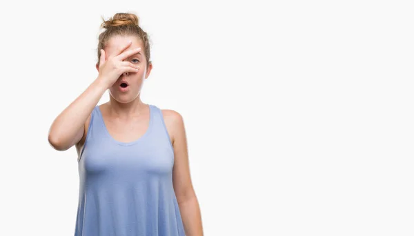 Jovem Loira Espreitando Choque Cobrindo Rosto Olhos Com Mão Olhando — Fotografia de Stock