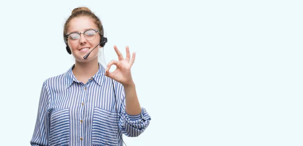 Młoda Blondynka Call Center Operatora Kobieta Robi Znak Palcami Doskonały — Zdjęcie stockowe
