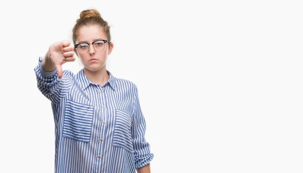 Jovem Mulher Negócios Loira Olhando Infeliz Irritado Mostrando Rejeição Negativo — Fotografia de Stock
