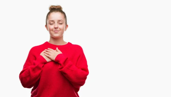 Mujer Rubia Joven Vistiendo Moño Suéter Rojo Sonriendo Con Las — Foto de Stock