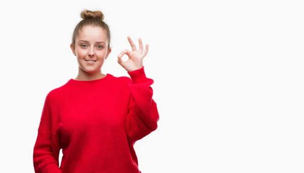 Mulher Loira Jovem Vestindo Coque Camisola Vermelha Sorrindo Positivo Fazendo — Fotografia de Stock