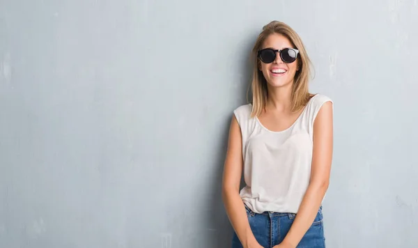 Schöne Junge Frau Die Über Grunge Grauer Wand Steht Und — Stockfoto