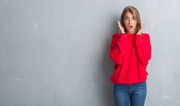 Schöne Junge Frau Die Über Grunge Grauer Wand Steht Und — Stockfoto