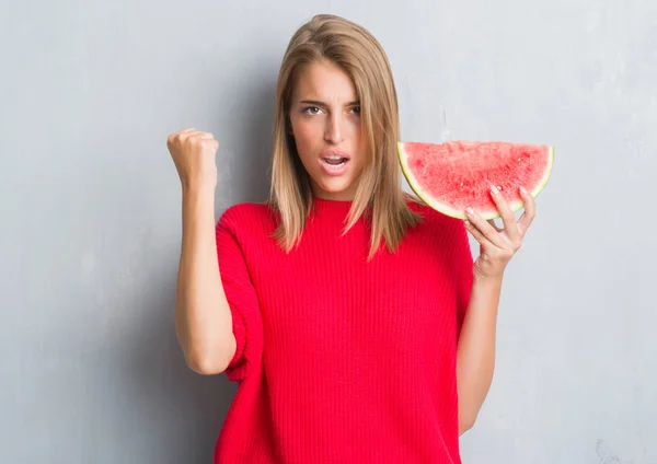 Hermosa Mujer Joven Sobre Pared Gris Grunge Comer Sandía Molesto —  Fotos de Stock