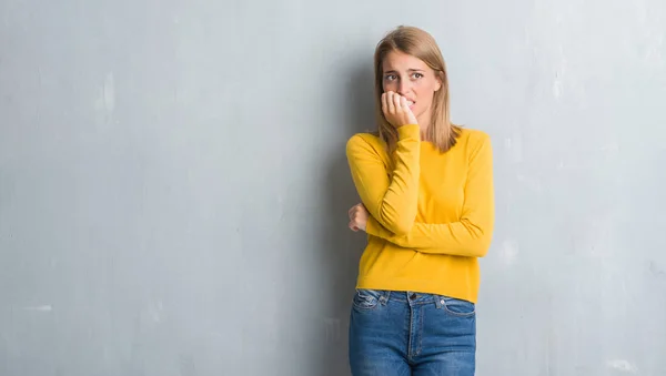 Schöne Junge Frau Die Über Grunge Grauer Wand Steht Und — Stockfoto