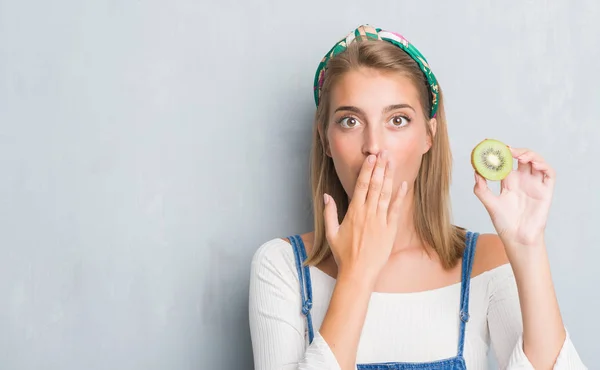 Beautiful Young Woman Grunge Grey Wall Eating Fresh Kiwi Cover — Stock Photo, Image