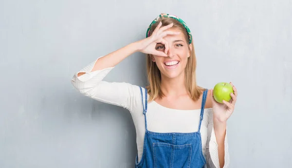 Hermosa Mujer Joven Sobre Pared Gris Grunge Comiendo Manzana Verde —  Fotos de Stock