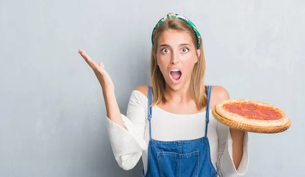 Hermosa Mujer Joven Sobre Pared Gris Grunge Comer Pizza Pepperoni —  Fotos de Stock