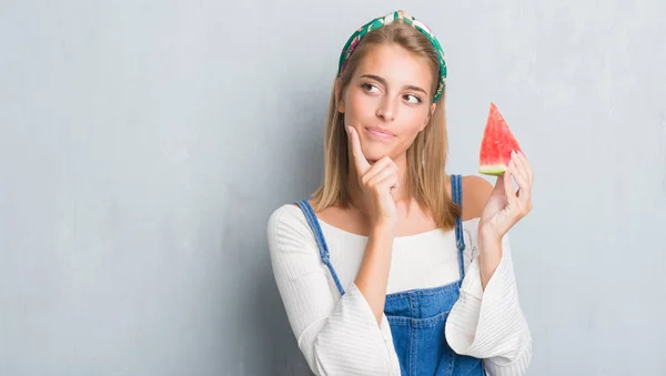 Mooie Jonge Vrouw Grunge Grijs Muur Eten Water Meloen Ernstige — Stockfoto