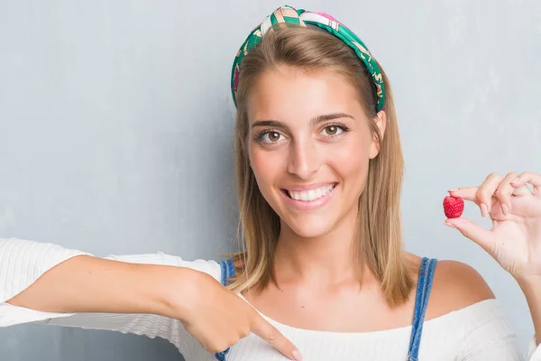 Hermosa Mujer Joven Sobre Pared Gris Grunge Comiendo Frambuesa Fresca —  Fotos de Stock