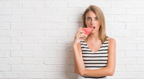 Bella Giovane Donna Sul Muro Mattoni Bianchi Mangiare Fetta Anguria — Foto Stock