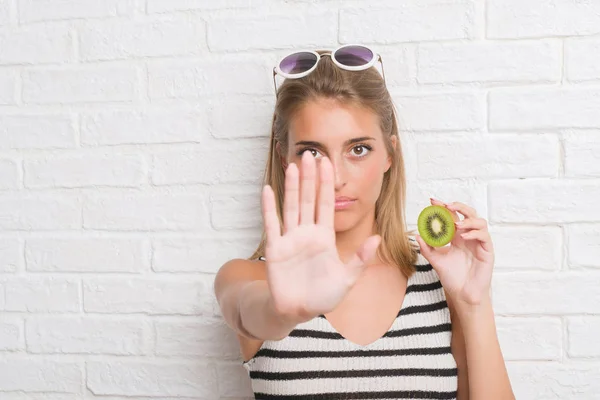 Mulher Bonita Sobre Parede Tijolo Branco Comendo Quivi Verde Com — Fotografia de Stock