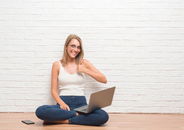 Bella Giovane Donna Seduta Sul Pavimento Che Lavora Con Computer — Foto Stock