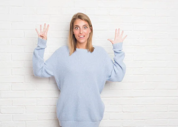 Bella Giovane Donna Sopra Muro Mattoni Bianchi Mostrando Indicando Con — Foto Stock