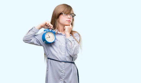 Jonge Blonde Kind Houden Wekker Ernstige Gezicht Denken Vraag Zeer — Stockfoto