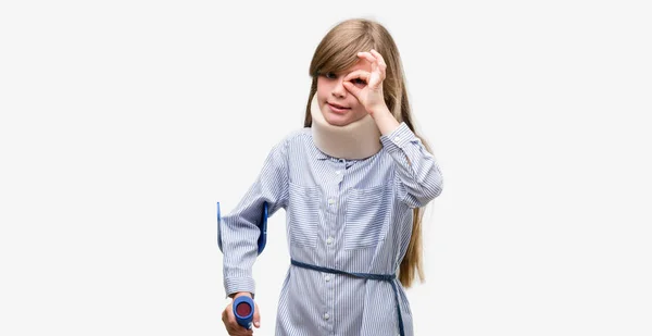 Jovem Criança Loira Ferida Vestindo Colar Pescoço Muletas Com Rosto — Fotografia de Stock