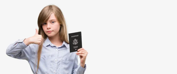Joven Rubia Niño Sosteniendo Pasaporte Americano Feliz Con Una Gran —  Fotos de Stock