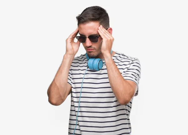 Joven Guapo Usando Auriculares Con Mano Cabeza Para Dolor Cabeza —  Fotos de Stock