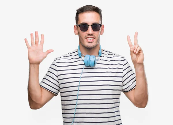 Hombre Joven Guapo Con Auriculares Que Muestran Señalan Hacia Arriba —  Fotos de Stock