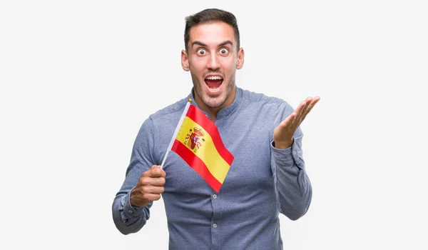 Jovem Bonito Segurando Uma Bandeira Espanha Muito Feliz Animado Expressão — Fotografia de Stock