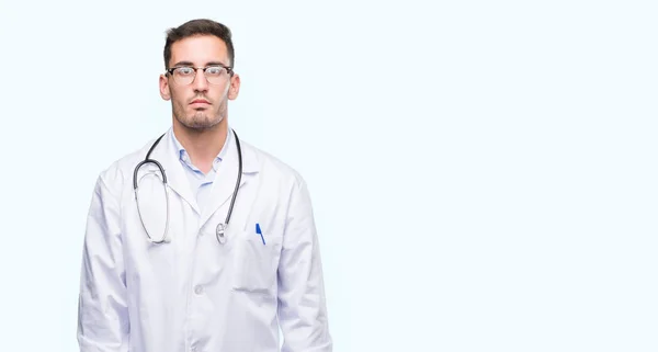 Beau Jeune Homme Médecin Avec Une Expression Sérieuse Sur Visage — Photo