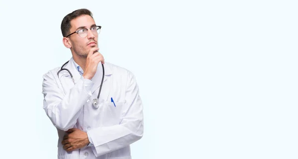 Bonito Jovem Médico Com Mão Queixo Pensando Questão Expressão Pensativa — Fotografia de Stock